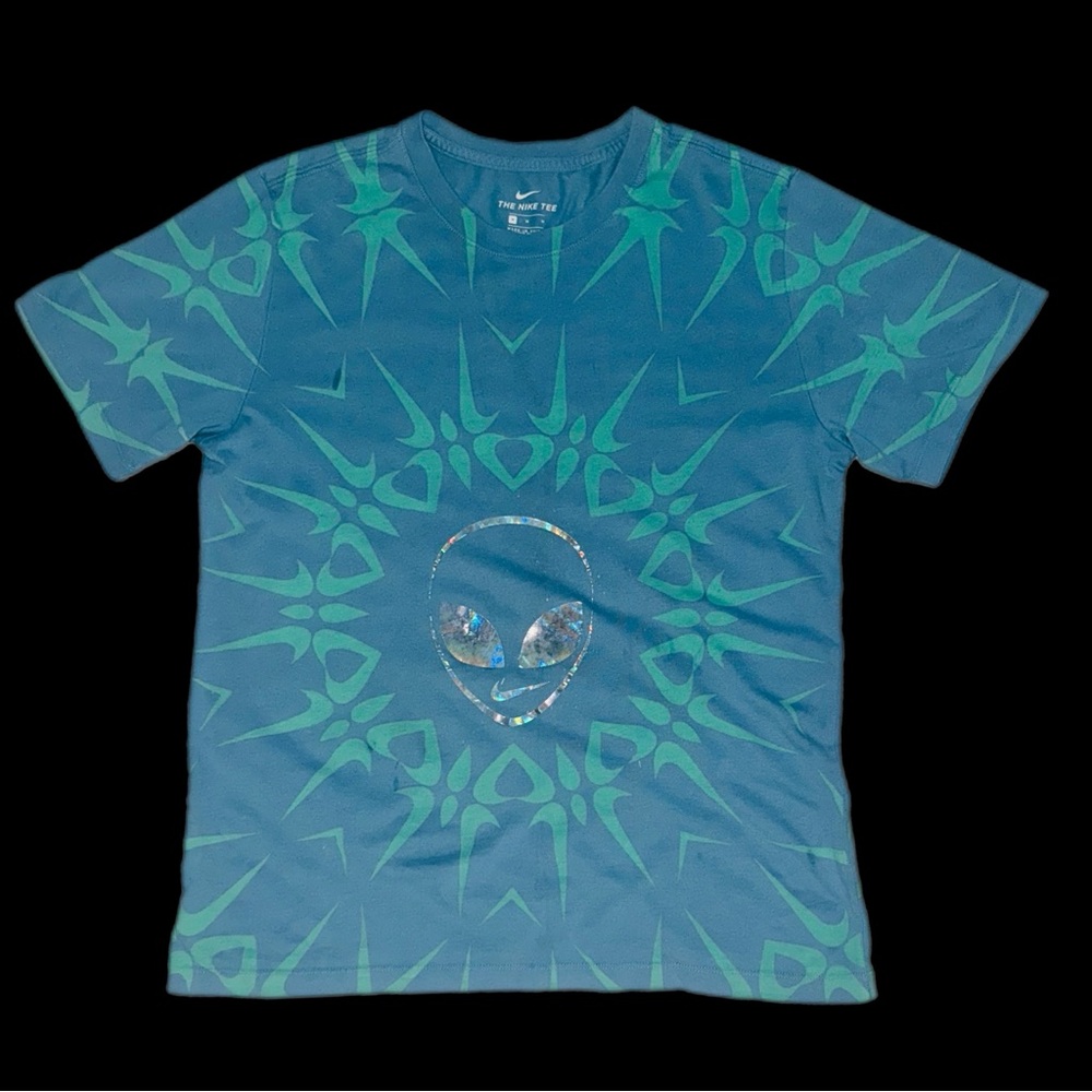Nike Blue The Swoosh Is Out There Reflective Hologram Alien Head Shirt Size M